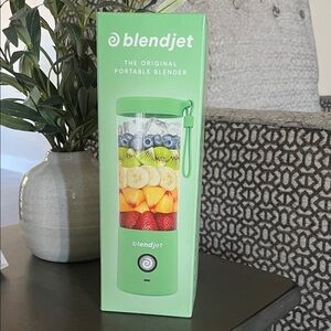BlendJet 2 Seafoam Green 16oz Portable USB rechargeable  Blender 🌿🆕🌿 $59 value